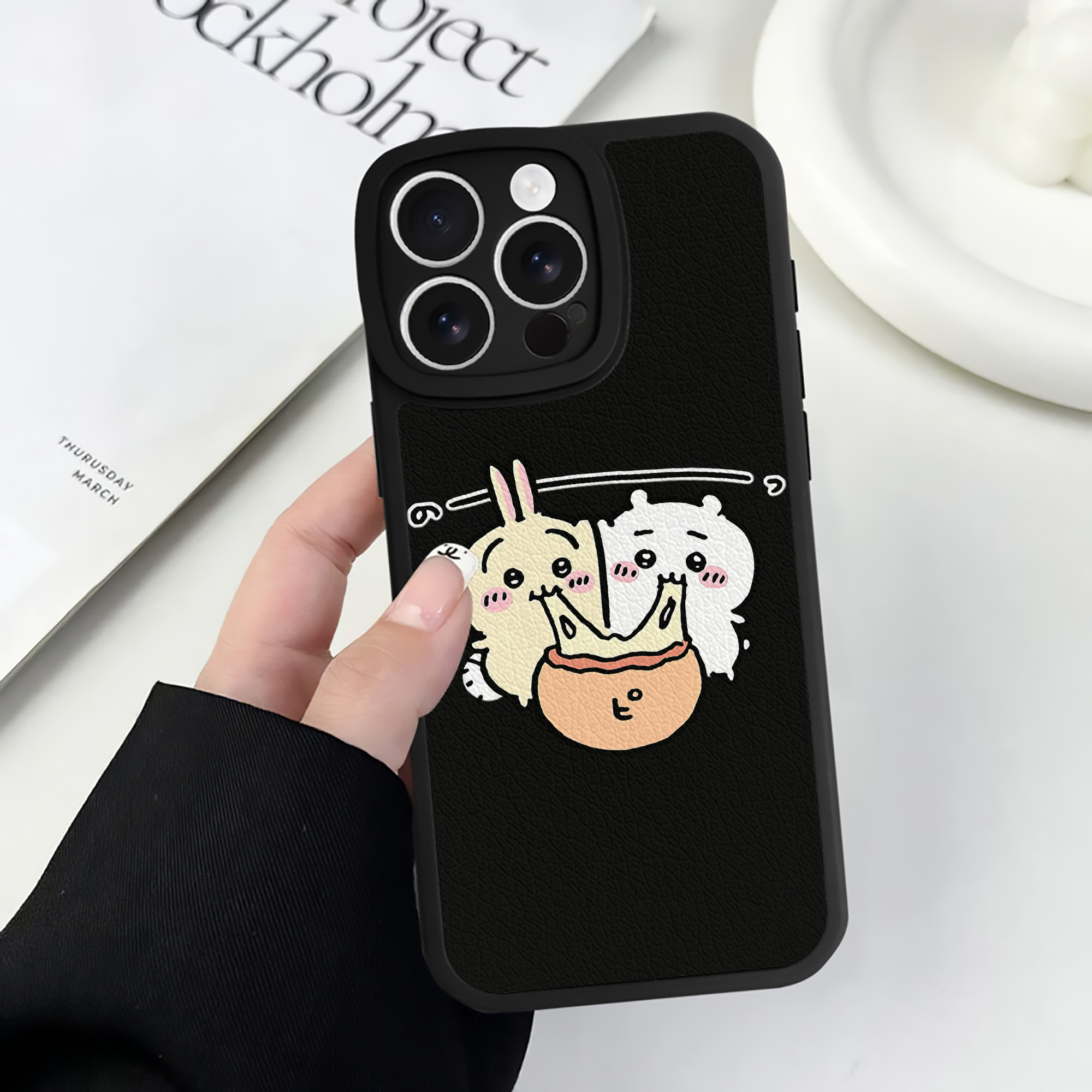 （画像用） ちいかわ うさぎ Chii-kawa usagi 【iPhone 16シリーズ対応】シリコンスマホケース（レザー調） 材質：シリコン